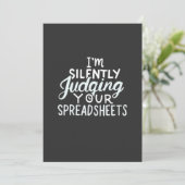 Accountant beoordeelt spreadsheets kaart (Staand voorkant)