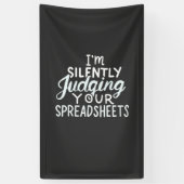 Accountant beoordeelt spreadsheets spandoek (Verticaal)