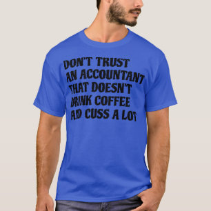 Accountant die Drink koffie veel veroorzaakt T-shirt
