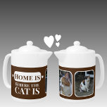 Accueil est où le chat est 2 photo brun blanc<br><div class="desc">Parfait pour tous les connaisseurs de cafés de chat ou de chien ou le meilleur bourgeon d'émerveillement, cette théière moelleuse crie "La maison est là où se trouve le chat !" Doté de deux photos, c'est le cadeau personnalisé ultime pour les femmes folles de chat (et les gents!) ou toute...</div>