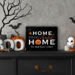 Accueil Sweet Haunted Maison Personnalisée Hallowe<br><div class="desc">Bienvenue à vos invités avec cette enseigne de décoration personnalisée éffrayante et amusante pour table d'Halloween. Le design stylisé de typographie comprend le libellé "Home Sweet Haunted Home" avec du texte personnalisé pour votre nom de famille et les accents d'un citrouille cramoisi-o-lanterne effrayant, araignée déplaisante pendante, et arrière - plan...</div>