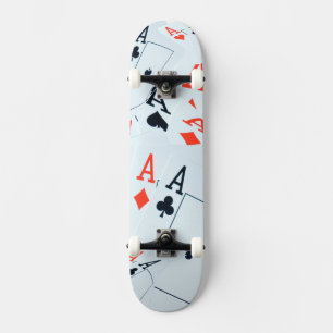 Aces in een gelaagde samenstelling, skateboard