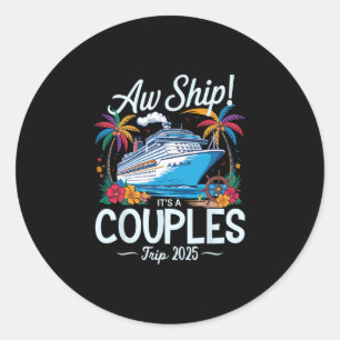 Ach Schat Het Is Een Koppelreis 2025 Koppel Matchi Ronde Sticker