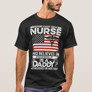 Achter elke geweldige verpleegster staat een vader t-shirt