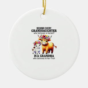Achter elke kleindochter die in zichzelf gelooft keramisch ornament