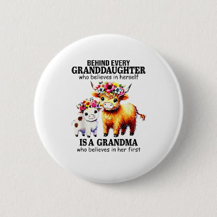 Achter elke kleindochter die in zichzelf gelooft ronde button 5,7 cm