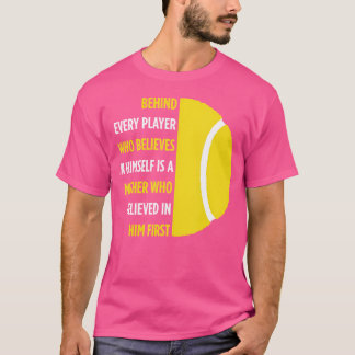 Achter elke speler staat een moeder tennis die haa t-shirt