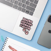 Achter elke sterke vrouw zit haar kat - roze sticker (Laptop met iPhone)