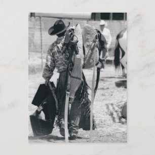 Achter uitzicht van cowboy vervoerend toestel briefkaart