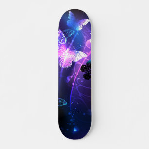 Achtergrond met nachtvliegen skateboard