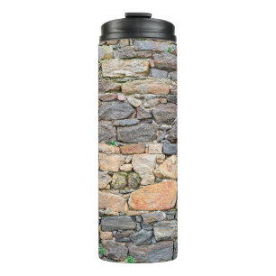 achtergrond van verlaten steenwandtextuur, een thermosbeker