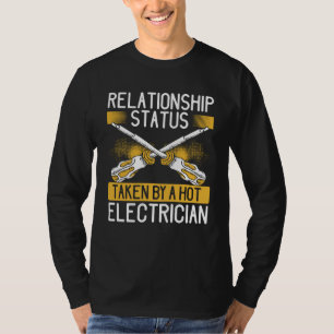 Achterkant relatie status ingenomen door een hete t-shirt