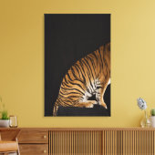 Achterkant tijger op platform canvas afdruk (Insitu (Woonkamer))