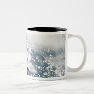 Achterste uitzicht van de drie hoofdmotoren tweekleurige koffiemok