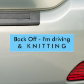 Achteruit - ik rij&   K N I T T I N G Bumpersticker (Op auto)