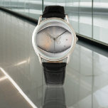 Acier brossé avec motif monogramme gravé<br><div class="desc">Voici ce magnifique chronomètre : une véritable incarnation de l'élégance masculine. Sa façade métallique, évoquant l'acier brossé, danse avec des reflets délicats. Le point focal, semblable à un oeil attentif, révèle un cadran circulaire orné de chiffres romains et de votre monogramme méticuleusement gaussé. Cette montre exhale l'originalité, le raffinement et...</div>