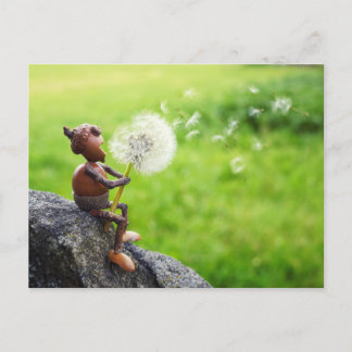 Acorn elf blaast naar dandelion briefkaart