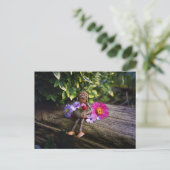 Acorn elf fille avec des fleurs carte postale (Debout devant)