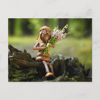 Acorn elf girl met briefkaart bloemen