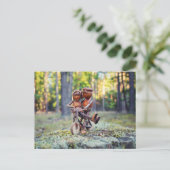 Acorn elf met zijn meisje op de fiets briefkaart (Staand voorkant)