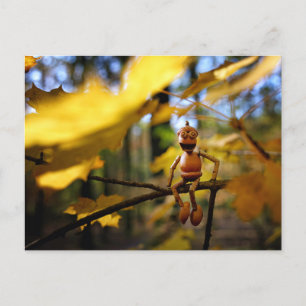 Acorn elf op een esdoorn boom herfst briefkaart