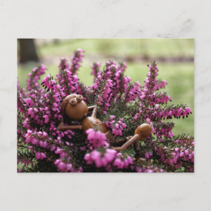 Acorn elf op het briefkaart van de heide tuin