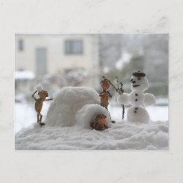 Acorn elves die spelen met het sneeuwwinterbriefka briefkaart