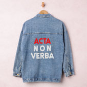 acta non verba beroemde Latijnse term Roman Red en Denim Jacket (Hangar)