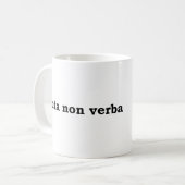 Acta non verba koffiemok (Voorkant links)