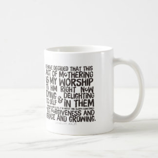 Acte d'enfanter la tasse de café et de thé