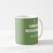 Actuellement Procrastinant Sage Green Mug (Devant droit)