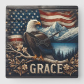 Adelaar op tak tegen berglandschap vierkante klok (Voorkant)