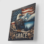 Adelaar op tak tegen berglandschap vierkante klok (Hoek)