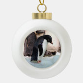 Adelie Penguin Keramische Bal Ornament (Voorkant)