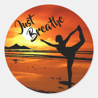 Adem gewoon Vreedzame Yoga Pose op het strand bij  Ronde Sticker