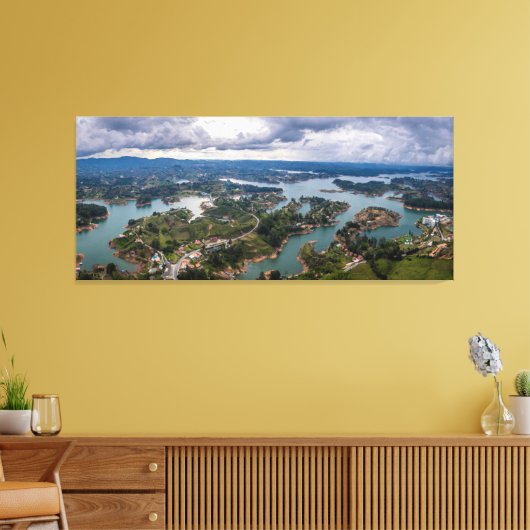 Adembenemend Uitzicht van Guatape Antioquia Cloudy Canvas Afdruk (Insitu (Woonkamer))