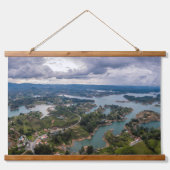 Adembenemend Uitzicht van Guatape Antioquia Cloudy Hangend Wandkleed (Voorkant)