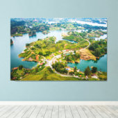 Adembenemend Uitzicht van Guatape Antioquia Sunny Canvas Afdruk (Insitu (Houten vloer))
