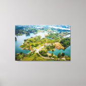 Adembenemend Uitzicht van Guatape Antioquia Sunny Canvas Afdruk (Voorkant)
