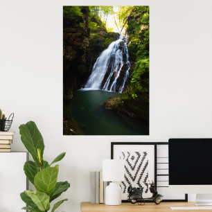 Adembenemende waterval met zonlicht gloed poster