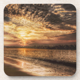 Adembenemende zonsopgang op het strand bier onderzetter