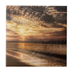 Adembenemende zonsopgang op het strand tegeltje