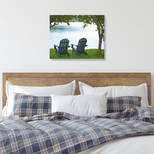 Adirondack Chairs tegenover een meer Canvas Afdruk (Insitu (Slaapkamer))