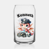 Adorable bébé dragon dans une voiture de police en (Verso)