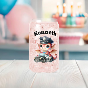 Adorable bébé dragon dans une voiture de police en