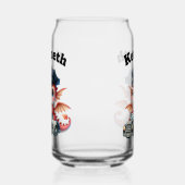 Adorable bébé dragon dans une voiture de police en (Gauche)