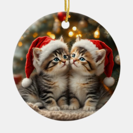 Adorable Christmas kitten with Santa hats Keramisch Ornament (Voorkant)