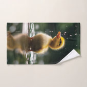 "Adorable Duckling in the Rain " (Serviette à main)