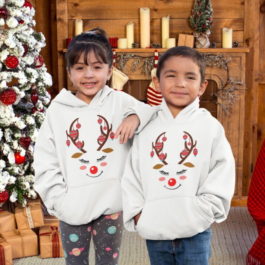 Adorable visage de cerf avec ornements sur Antlers