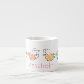 Adorables chatons dans des tasses à thé